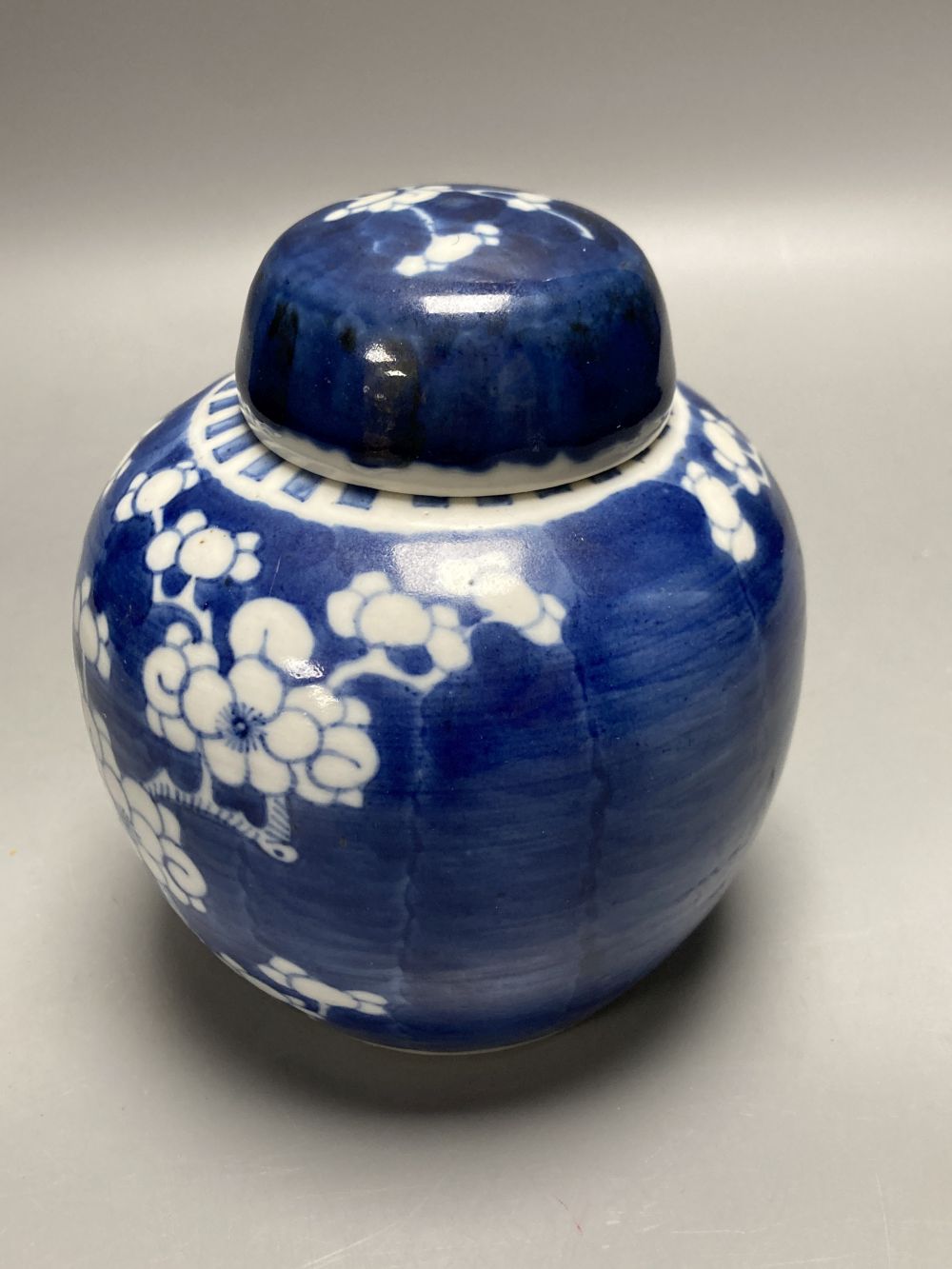 Two Chinese blue and white jars, late 19th century/early 20th century, largest 16cm